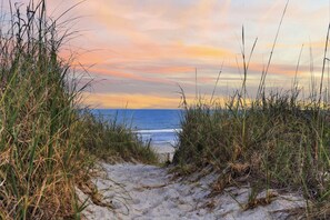 On the beach - Ebbtide | 8BR Oceanfront Retreat | Sleeps 18 (North Myrtle Beach)