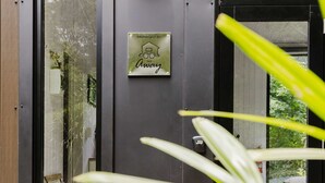 Een deur met een bord waarop staat dat 'Tiny Away' het beheer verzorgt.