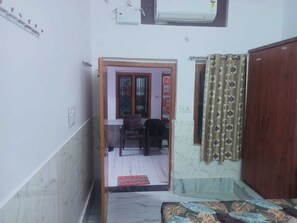 In-room safe, iron/ironing board, free WiFi - Shree Sitaram Guest House (Faizabad)