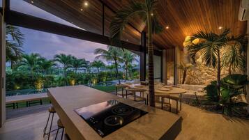 Refrigerador, microondas, placa de cocina, cafetera/tetera