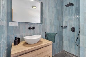 Bruser, hårtørrer, håndklæder, Toiletpapir