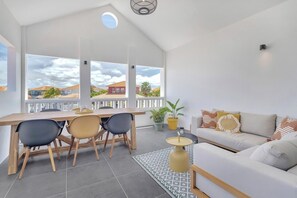 Smart TV - Modern 2BR Waterfront Apartment - Prime Location & Stunning View (Kralendijk)