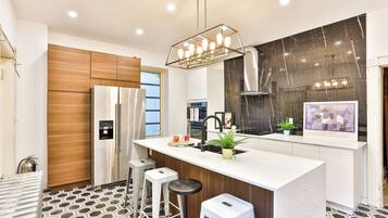 Four à micro-ondes, vaisselle et ustensiles, produits de nettoyage