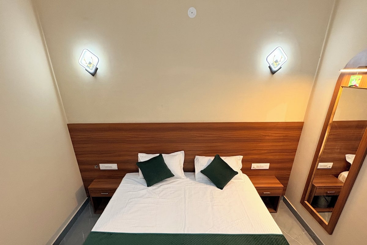 1 bedroom, Egyptian cotton sheets, premium bedding, memory foam beds