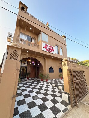 Façana frontal de l'allotjament