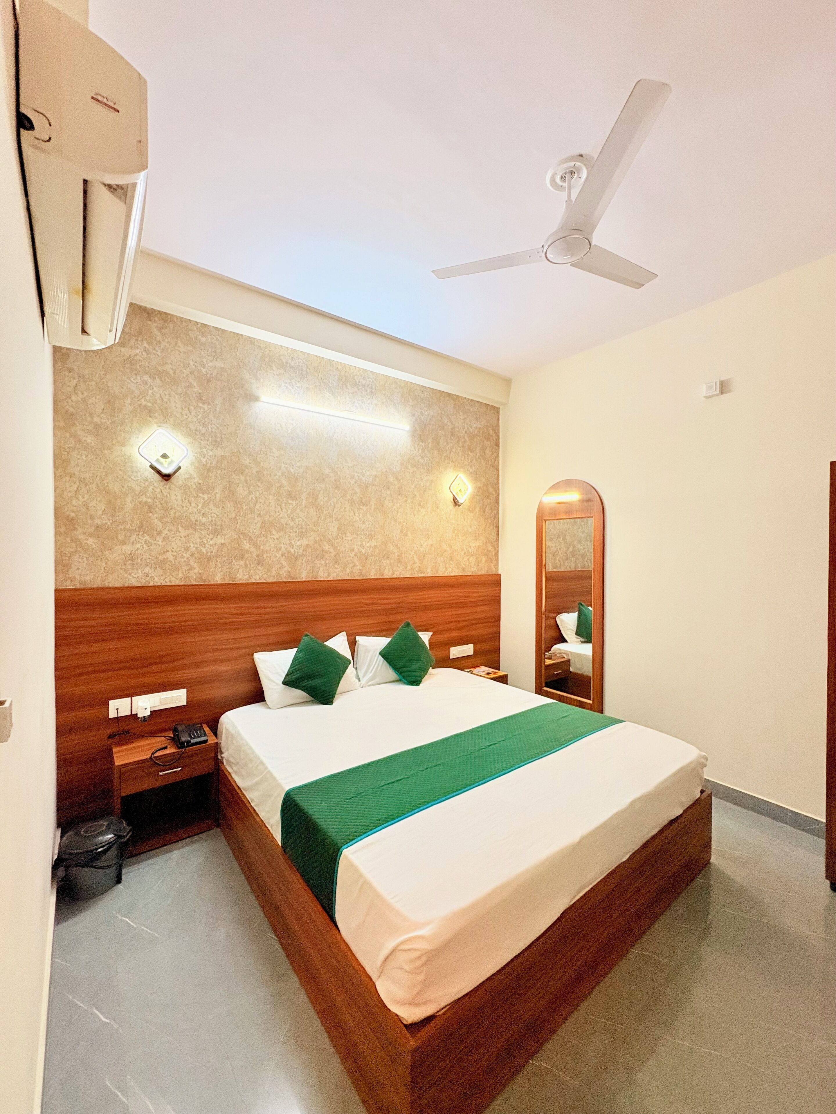 Basic szoba kétszemélyes ággyal | Egyiptomi pamut ágynemű, prémium ágynemű és memóriahabos ágy