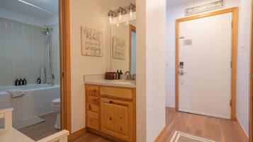 Articles de toilette écologiques, sÚche-cheveux, serviettes fournies