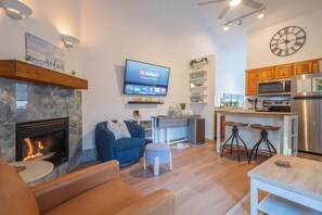 Fernseher, Kamin, Videospiele, Videothek