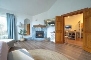 TV, fireplace, video games, video library - Tolovana 3 - 700ft to Beach - Family Fun - Dogs Ok! (Cannon Beach)