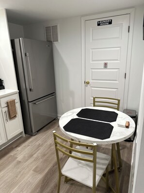 Dining - Charming 1-bedroom, 1 bathroom townhome in awesome Baltimore with WiFi, AC (Baltimore)