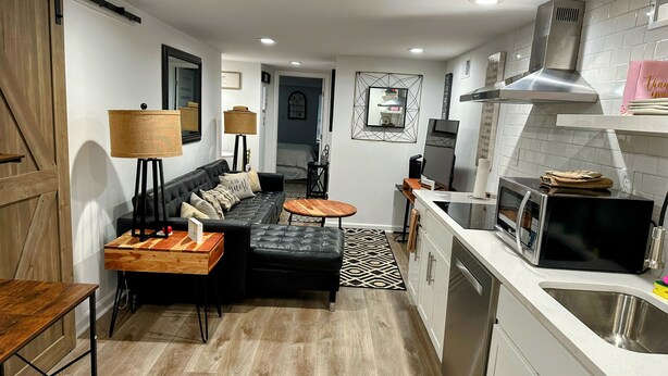 Interior - Charming 1-bedroom, 1 bathroom townhome in awesome Baltimore with WiFi, AC (Baltimore)