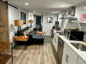 Living room/Kitchen/eating area combination area. - Charming 1-bedroom, 1 bathroom townhome in awesome Baltimore with WiFi, AC (Baltimore)