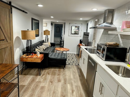 Charming 1-bedroom, 1 bathroom townhome in awesome Baltimore with WiFi, AC