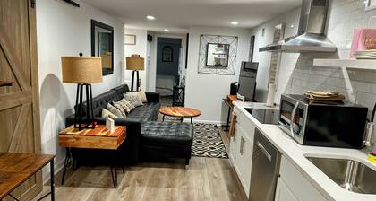 Charming 1-bedroom, 1 bathroom townhome in awesome Baltimore with WiFi, AC