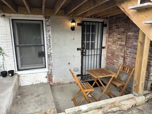 Outdoor dining - Charming 1-bedroom, 1 bathroom townhome in awesome Baltimore with WiFi, AC (Baltimore)