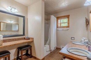 Shower, hair dryer, towels, shampoo - Rangers Retreat (West Yellowstone)