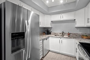 Private kitchen - Cozy 1-bedroom condo in phenomenal Scottsdale, pet friendly! (Scottsdale)