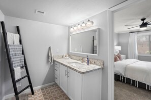 1 bedroom, WiFi, bed sheets - Cozy 1-bedroom condo in phenomenal Scottsdale, pet friendly! (Scottsdale)