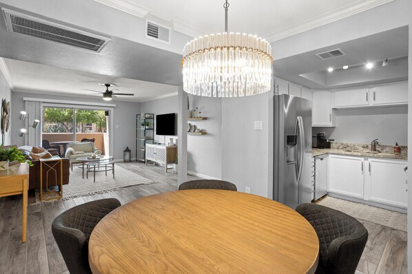 Interior - Cozy 1-bedroom condo in phenomenal Scottsdale, pet friendly! (Scottsdale)