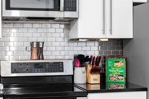 Fridge, microwave, oven, stovetop - Stunning 3-Bedroom Luxury Loft in the Heart of Chelsea, Manhattan (New York)