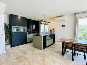Kylskåp, mikrovågsugn, spishäll och diskmaskin