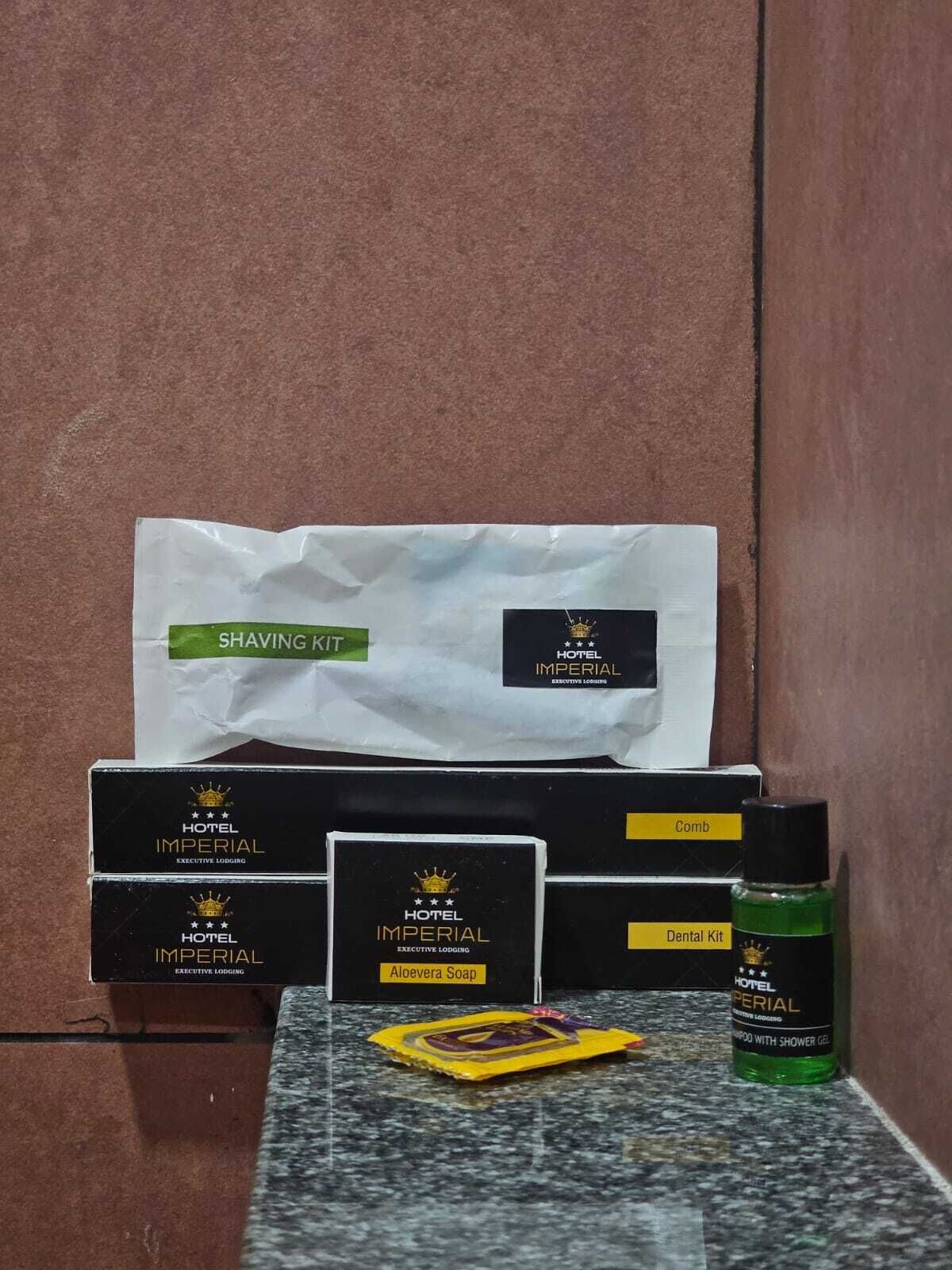 Un espace dédié aux soins, comprenant un kit de rasage, un peigne, un savon à l’aloe vera, une trousse de toilette et un shampooing avec gel douche.