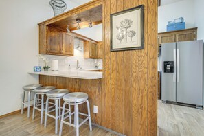 Refrigerador, microondas, placa de cocina, lavavajillas