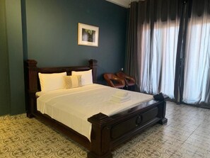 Een bureau, een laptopwerkplek, geluiddichte muren, gratis wifi