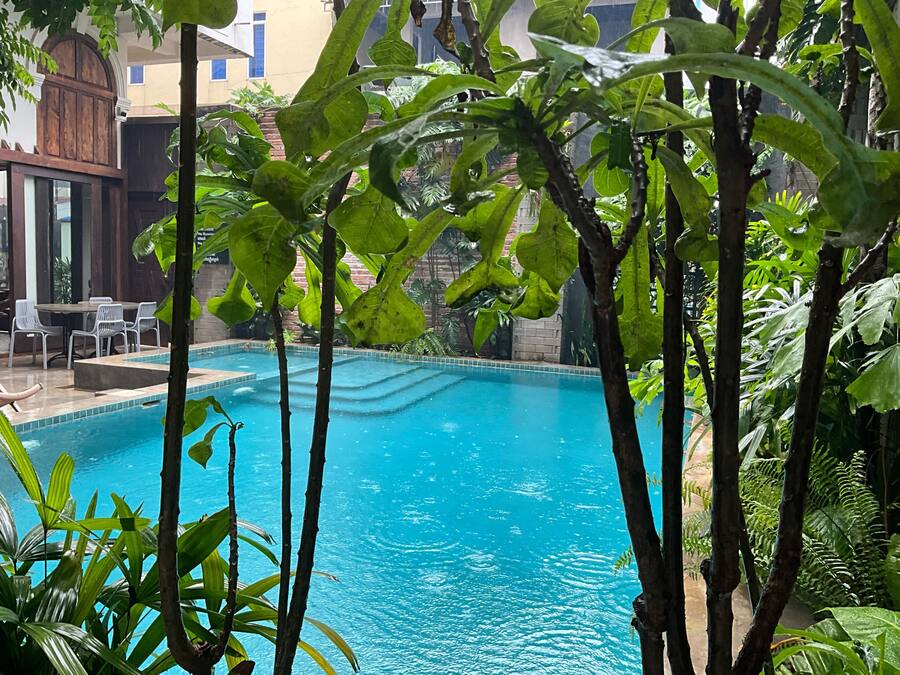 Una piscina al aire libre