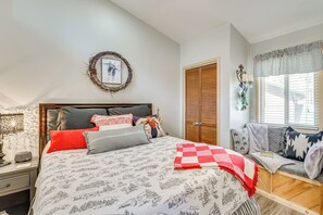 3 bedrooms, iron/ironing board, travel cot, Internet - < 1 Mi to Skiing: Family-Friendly Red River Haven (Red River)