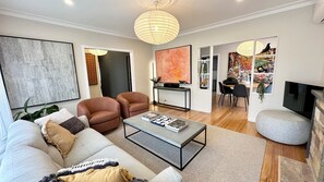 Una Smart TV, libros, una impresora