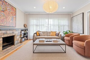 Una Smart TV, libros, una impresora