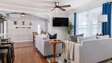 Una televisión, un reproductor estéreo, una oficina