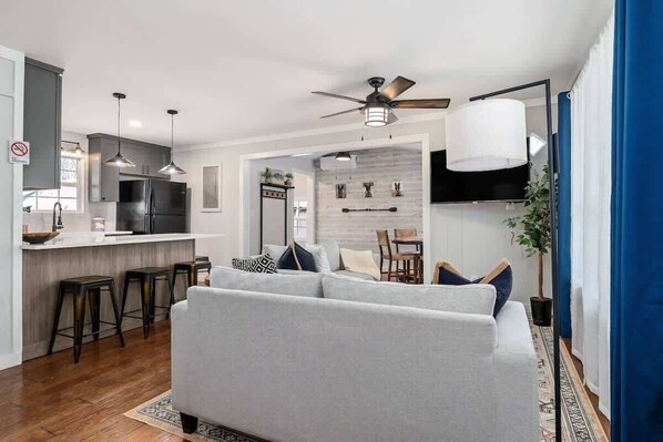 Téléviseur, chaîne audio, bureau