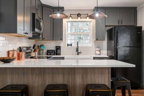 Réfrigérateur, four à micro-ondes, un four, surface de cuisson