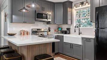 Frigorífico, microondas, horno y placa de cocina