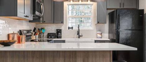 Refrigerador, microondas, horno y parrilla de estufa