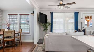 Una televisión, un reproductor estéreo, una oficina