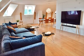 TV, fireplace, stereo - Central Penthouse with Private Rooftop Terrace (København)