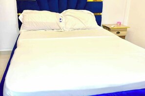 1 bedroom, iron/ironing board, WiFi, bed sheets - African Home VIP senior studio  (Douala)