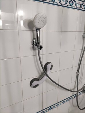 Ducha, secador de pelo, bidé y toallas
