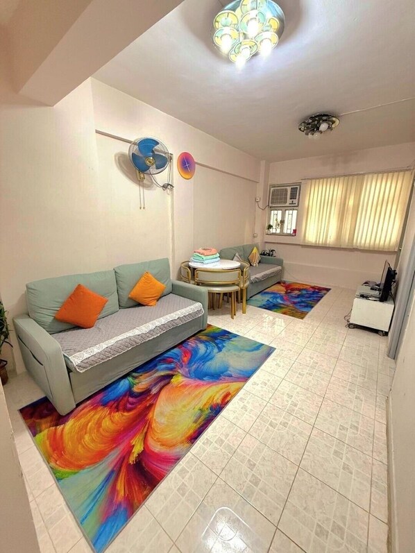 Living area - 3 Bedrooms apartment beside metro fit for big group / family near Temple Street (Kowloon Hong Kong)