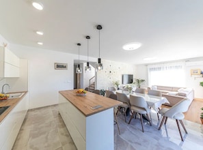 วิลล่า (Three Bedroom Villa with Pool) | ครัวส่วนตัว | ตู้เย็น