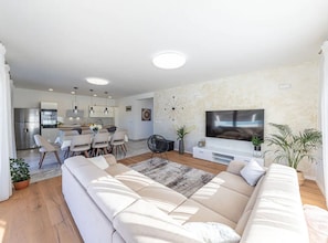 วิลล่า (Three Bedroom Villa with Pool) | ห้องนั่งเล่น | ทีวีจอแบน 32 นิ้ว พร้อมช่องเคเบิล, โต๊ะปิงปอง