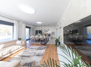 Villa (Three Bedroom Villa with Pool) | Woonkamer | Een 32-inch flatscreentelevisie met kabelzenders en een tafeltennistafel