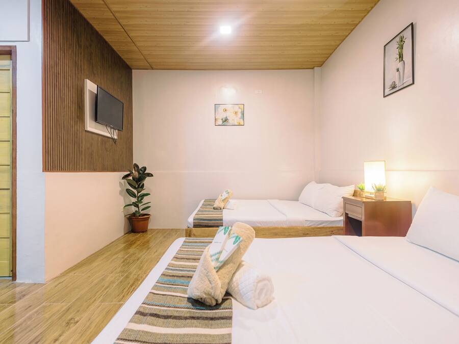 Habitación familiar, 2 camas de matrimonio | Decoración individual, mobiliario individual, escritorio