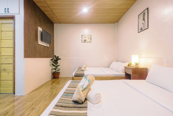 Perhehuone, 2 keskisuurta parisänkyä | Yksilöllisesti sisustettu, yksilöllisesti kalustettu, työpöytä