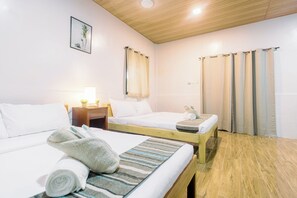 Individually decorated, individually furnished, desk, laptop workspace - BUSAI DREAM FALLS RESORT (Sevilla)