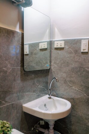 Kahden hengen standard-huone | Kylpyhuone | Suihku, sadesuihkupää, ilmaiset hygieniatuotteet, hiustenkuivaaja