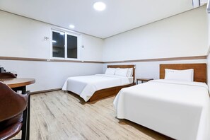 Comfort kamer, 1 twee- of 2 eenpersoonsbedden, uitzicht op de binnenplaats | Een bureau, een laptopwerkplek, gratis wifi